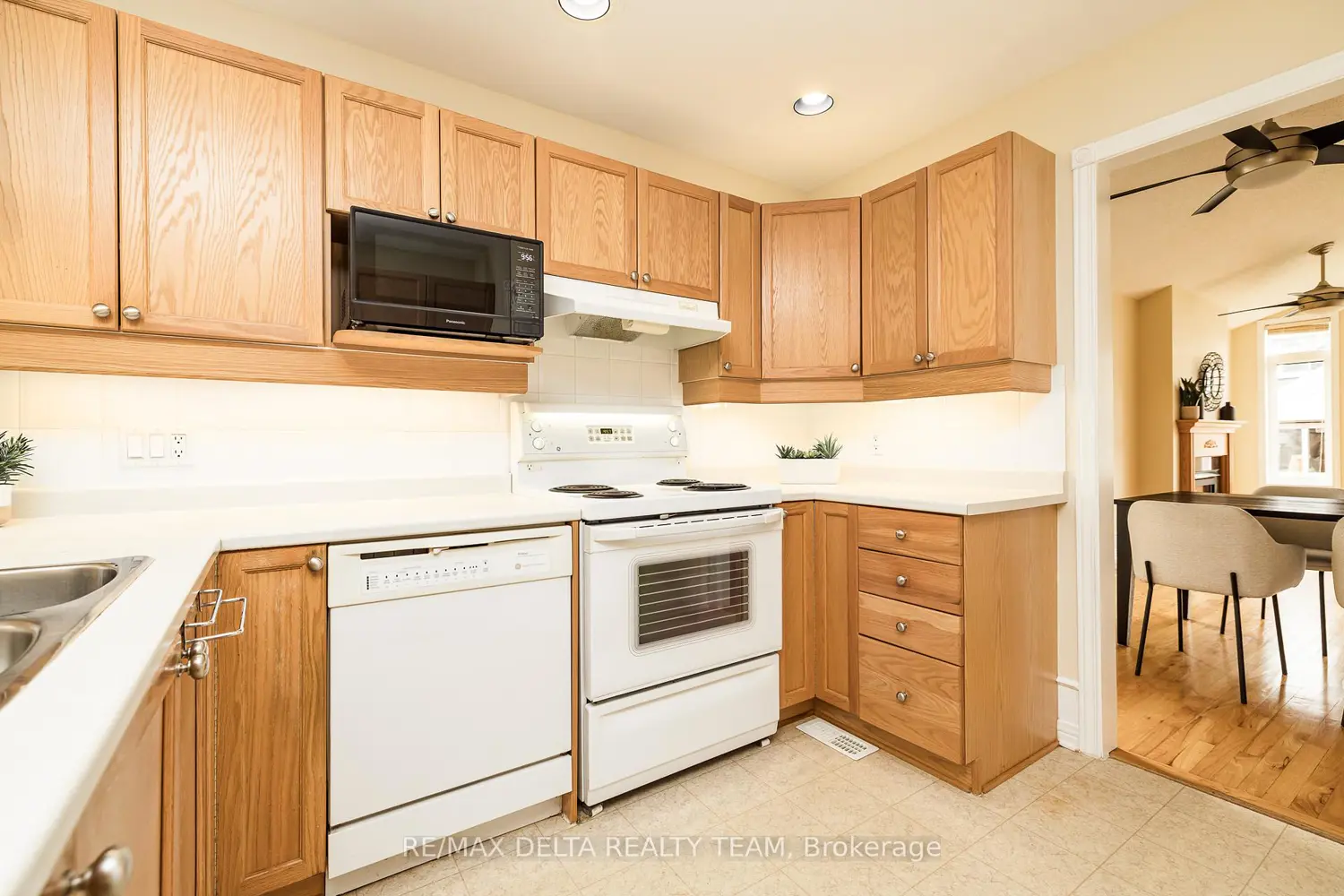 859 Giant Cedars Crescent photo 5