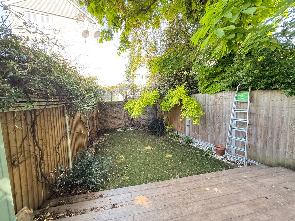Additional image 17 of 2 bed flat for saleUxbridge Road, Shepherds Bush, London W12