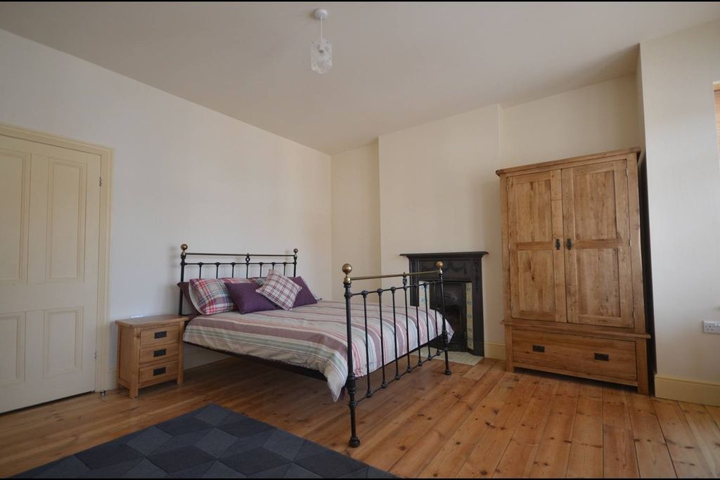 Additional image 3 of 4 bed terraced house to rentLuton, Bedfordshire LU1