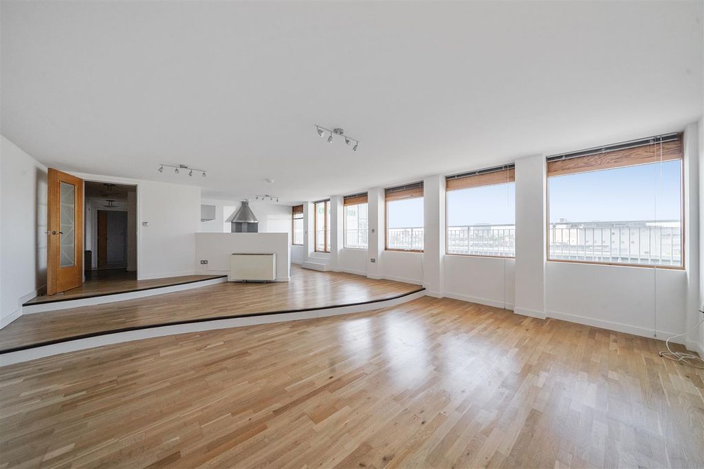 2 bed flat for salePenthouse, City Centre BS1 photo 2