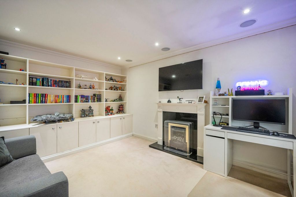 Additional image 8 of 5 bed detached house for saleFinchampstead Road, Wokingham RG41