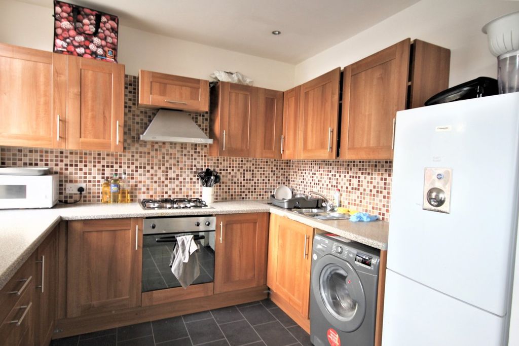 Additional image 7 of 6 bed flat to rentBrudenell Road, Hyde Park, Leeds LS6