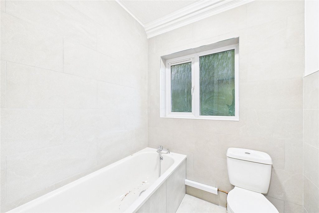 Additional image 4 of 2 bed flat to rentFlat 10, Newbury House, 237 Andover Road, Newbury, Berkshire RG14