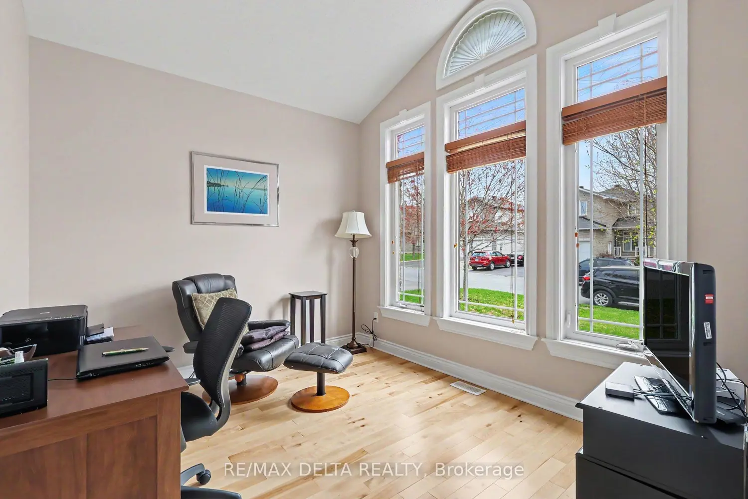 128 Topaze Crescent photo 2