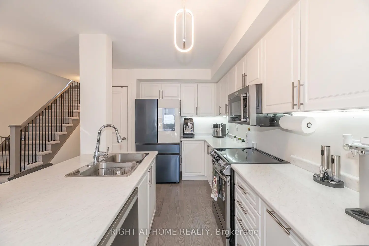 30 Caspian Square photo 5