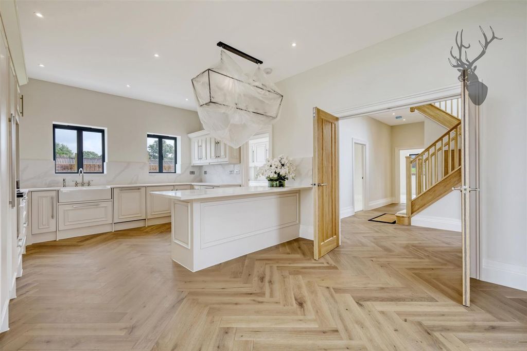 Additional image 10 of 4 bed detached house to rentMott Street, Loughton IG10