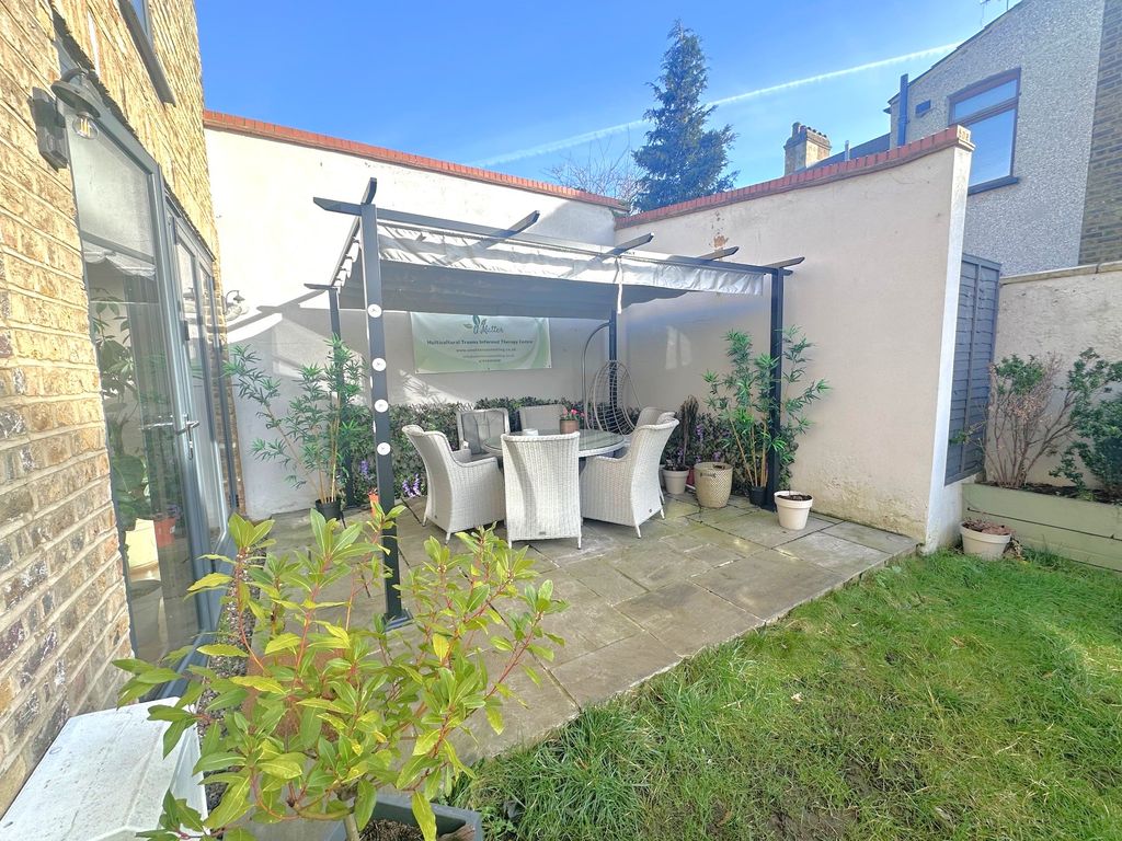 Additional image 4 of 4 bed detached house to rentBuntingbridge Road, Ilford IG2