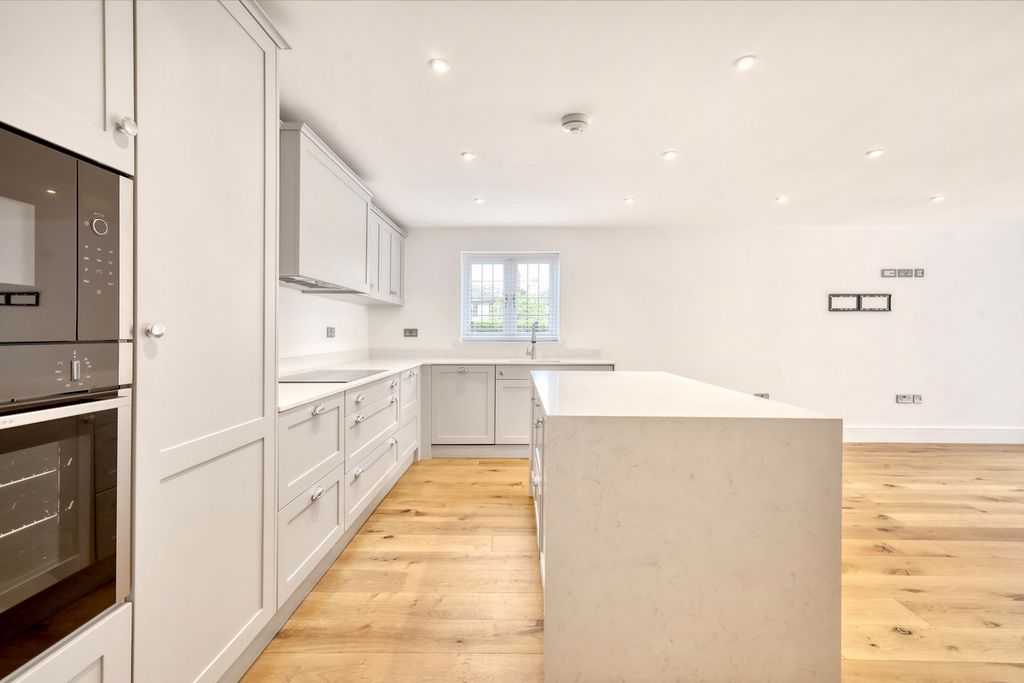 Additional image 4 of 2 bed flat to rentShenfield Road, Brentwood CM15