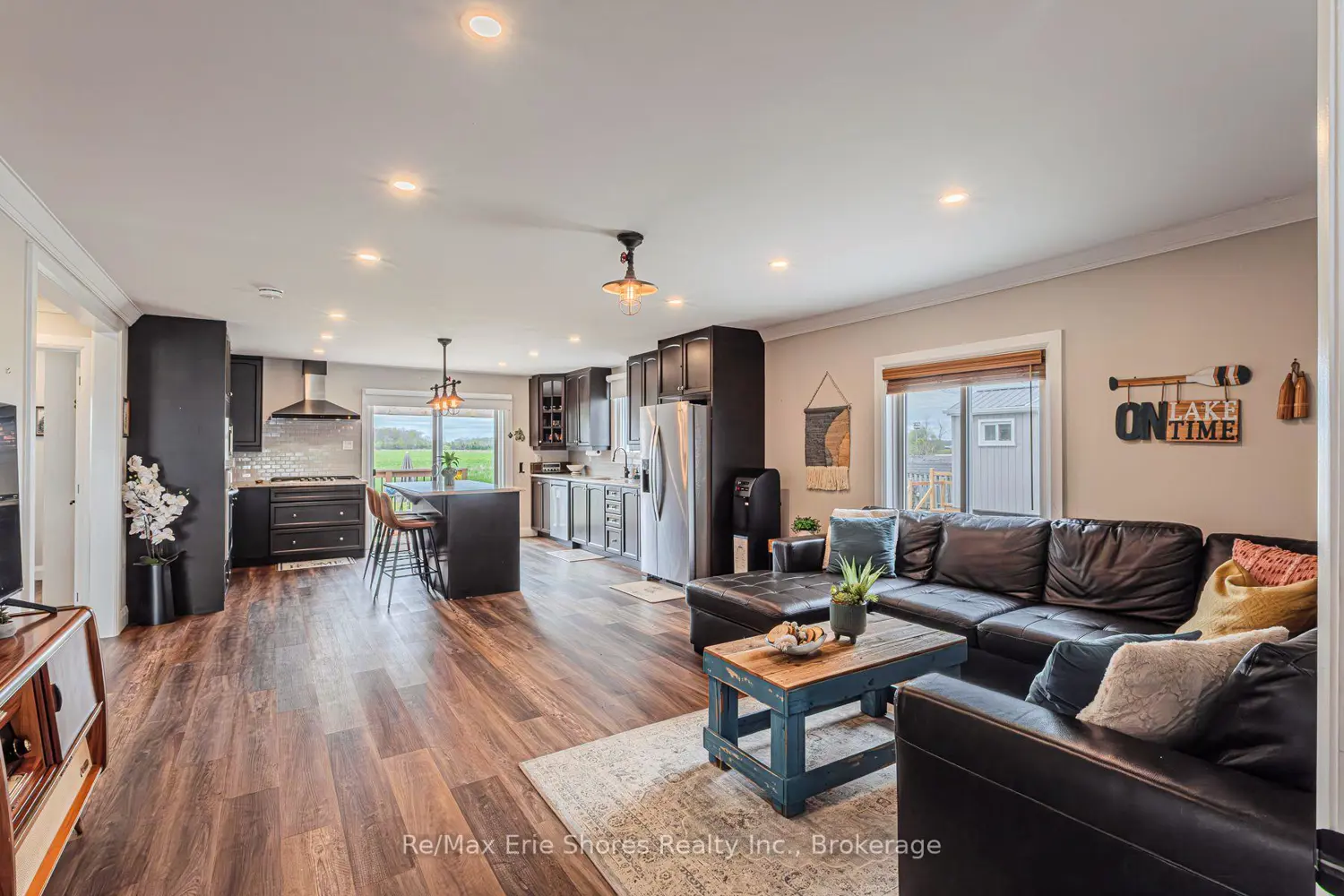 1231 Lakeshore Road photo 3