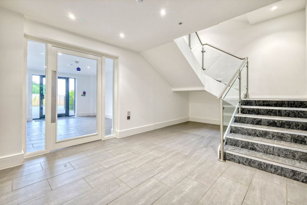 Additional image 14 of 2 bed flat to rentShenfield Road, Brentwood CM15