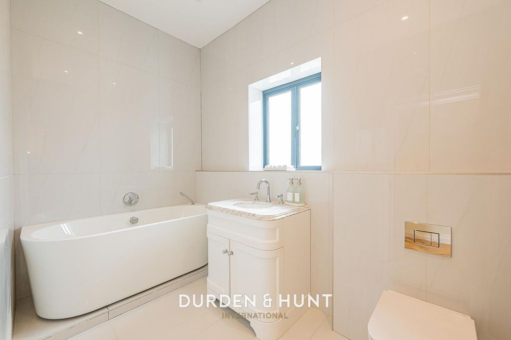 Additional image 11 of 4 bed detached house to rentMott Street, Loughton IG10