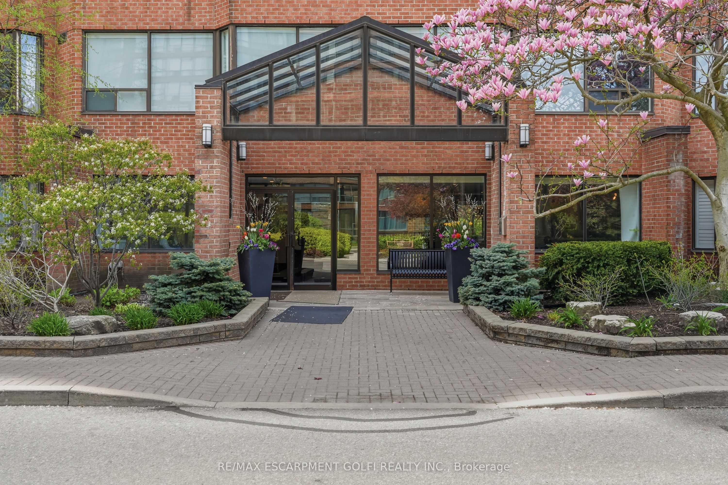 Additional image 2 of 208-1270 Maple Crossing Boulevard, Burlington, ON, L7S 2J3