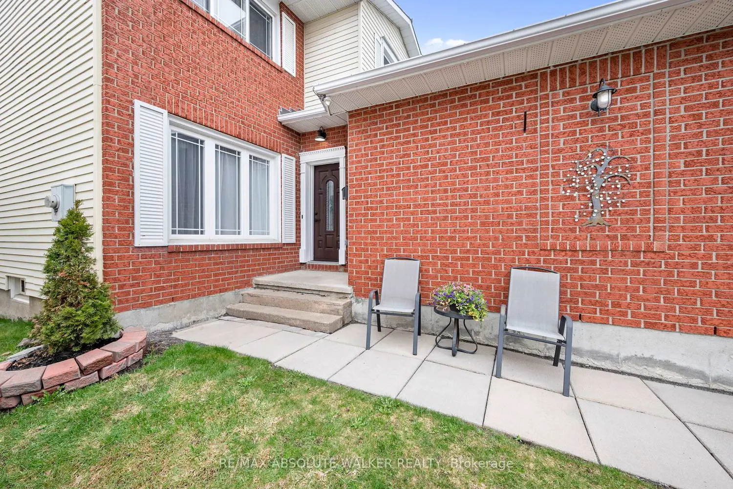 2061 Legrand Crescent photo 2