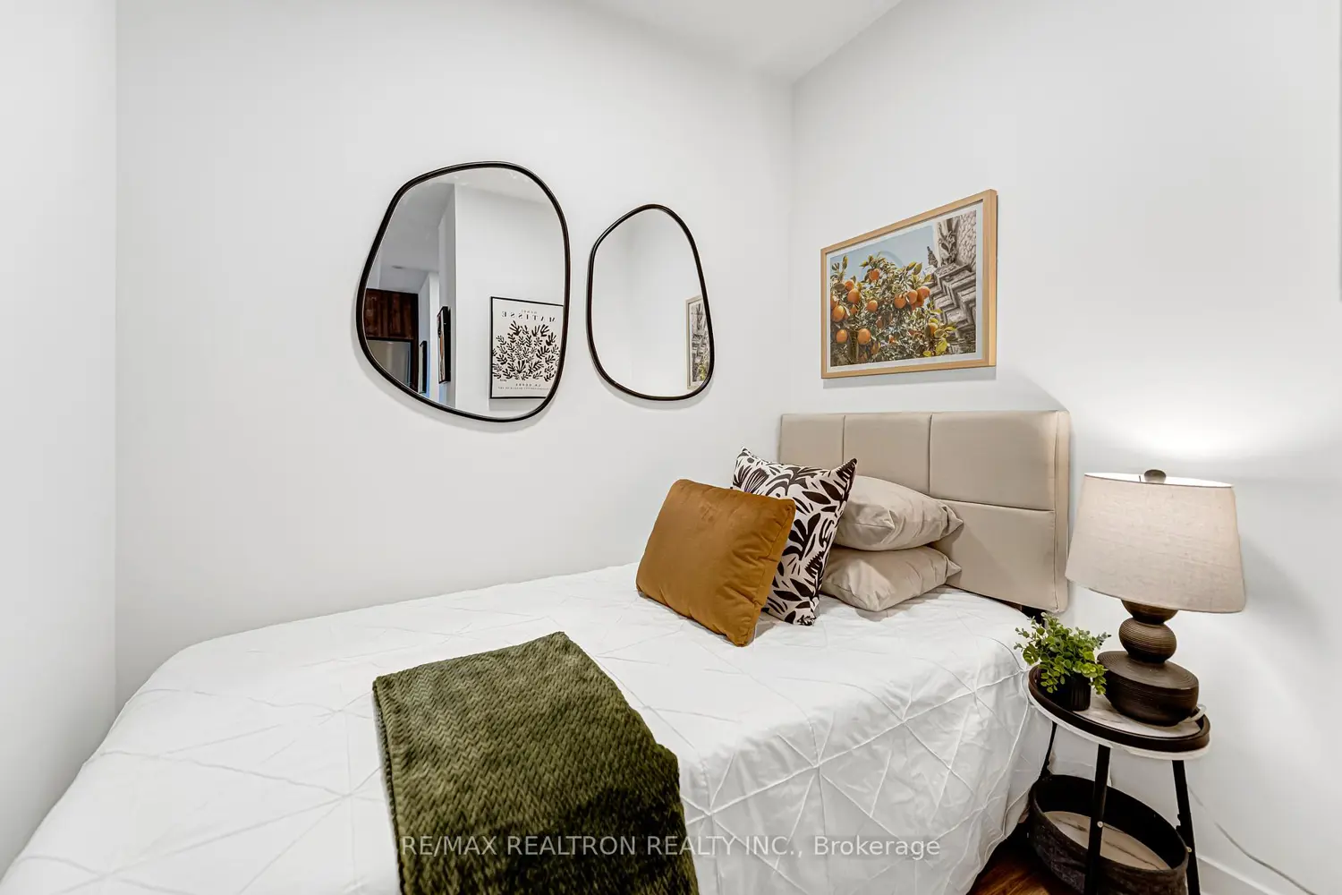 Additional image 2 of 10 Lagerfeld Drive 511