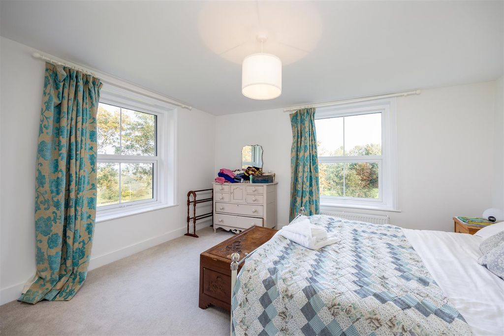 Additional image 5 of 4 bed detached house to rentSummers Lane, Totland Bay PO39