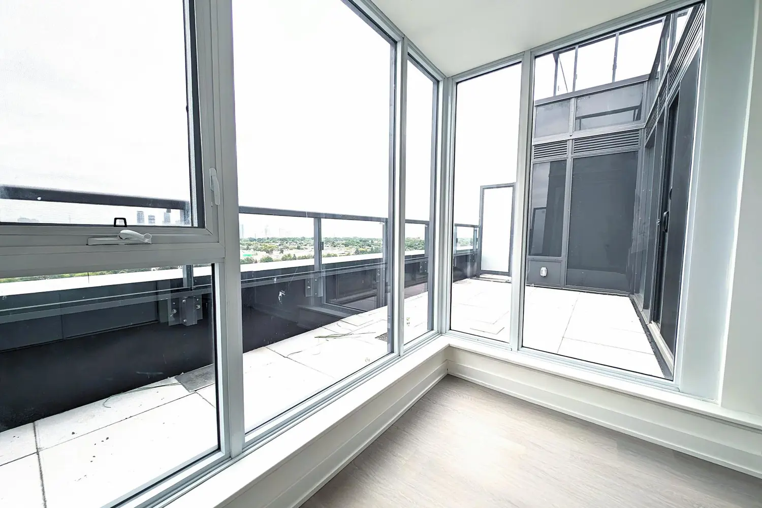 Additional image 14 of 859 The Queensway 910