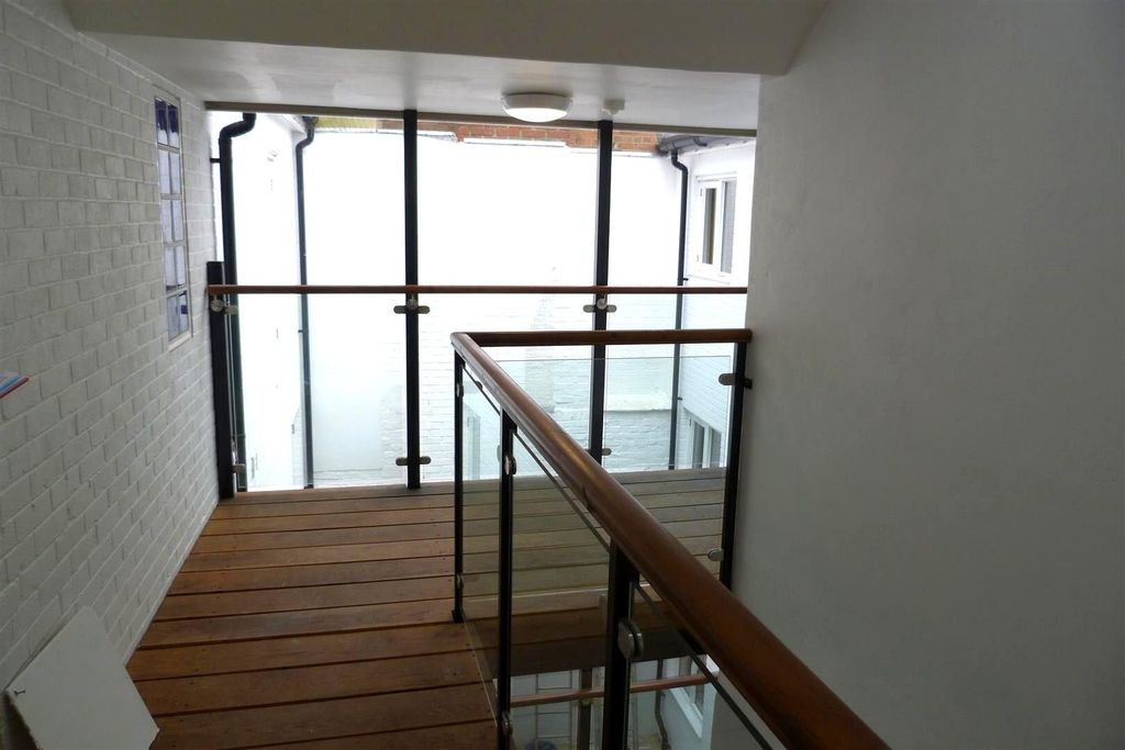 Additional image 2 of 2 bed flat to rentLugley Street, Newport PO30