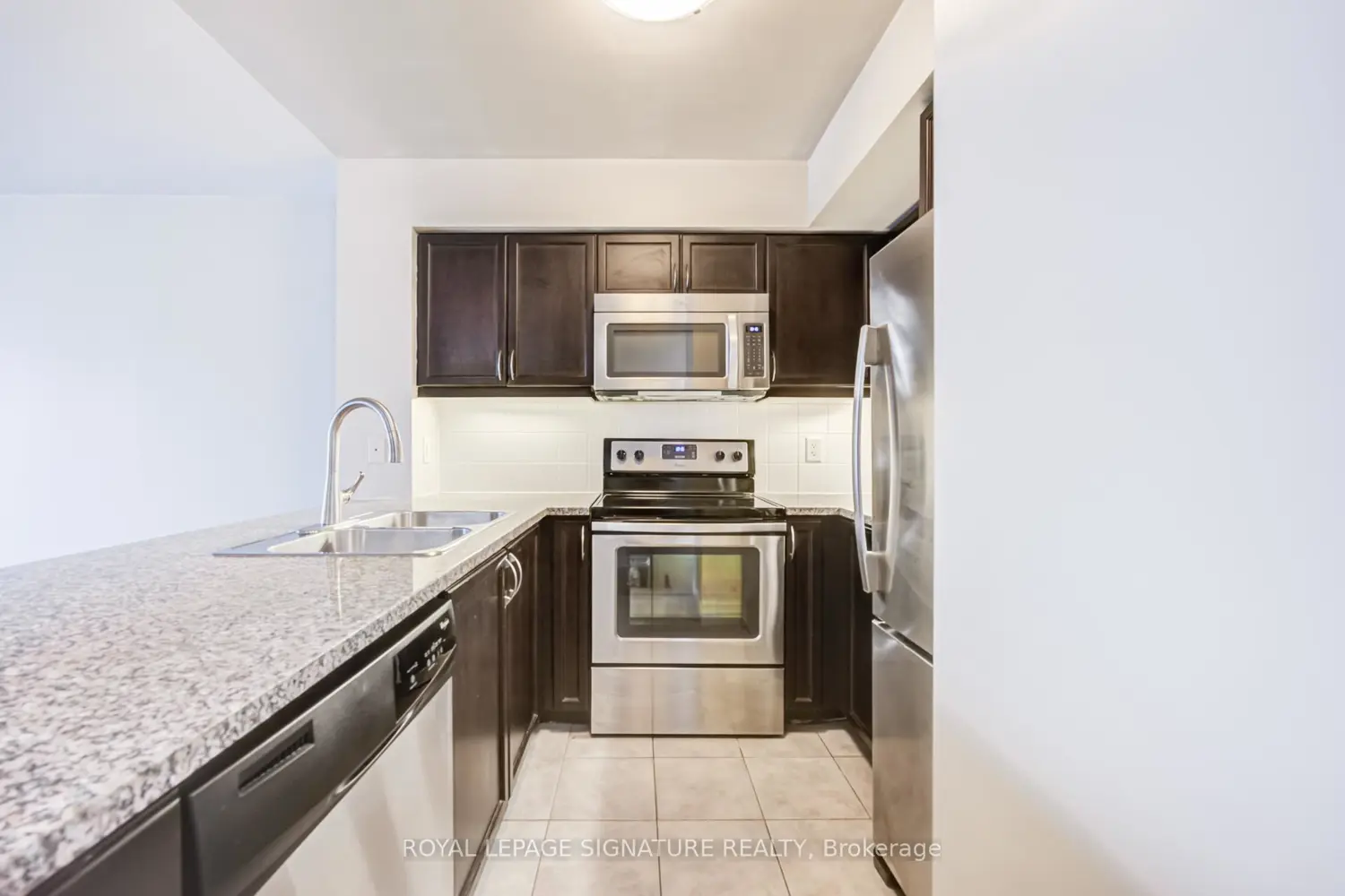 Additional image 5 of 19 Grand Trunk Crescent 2103