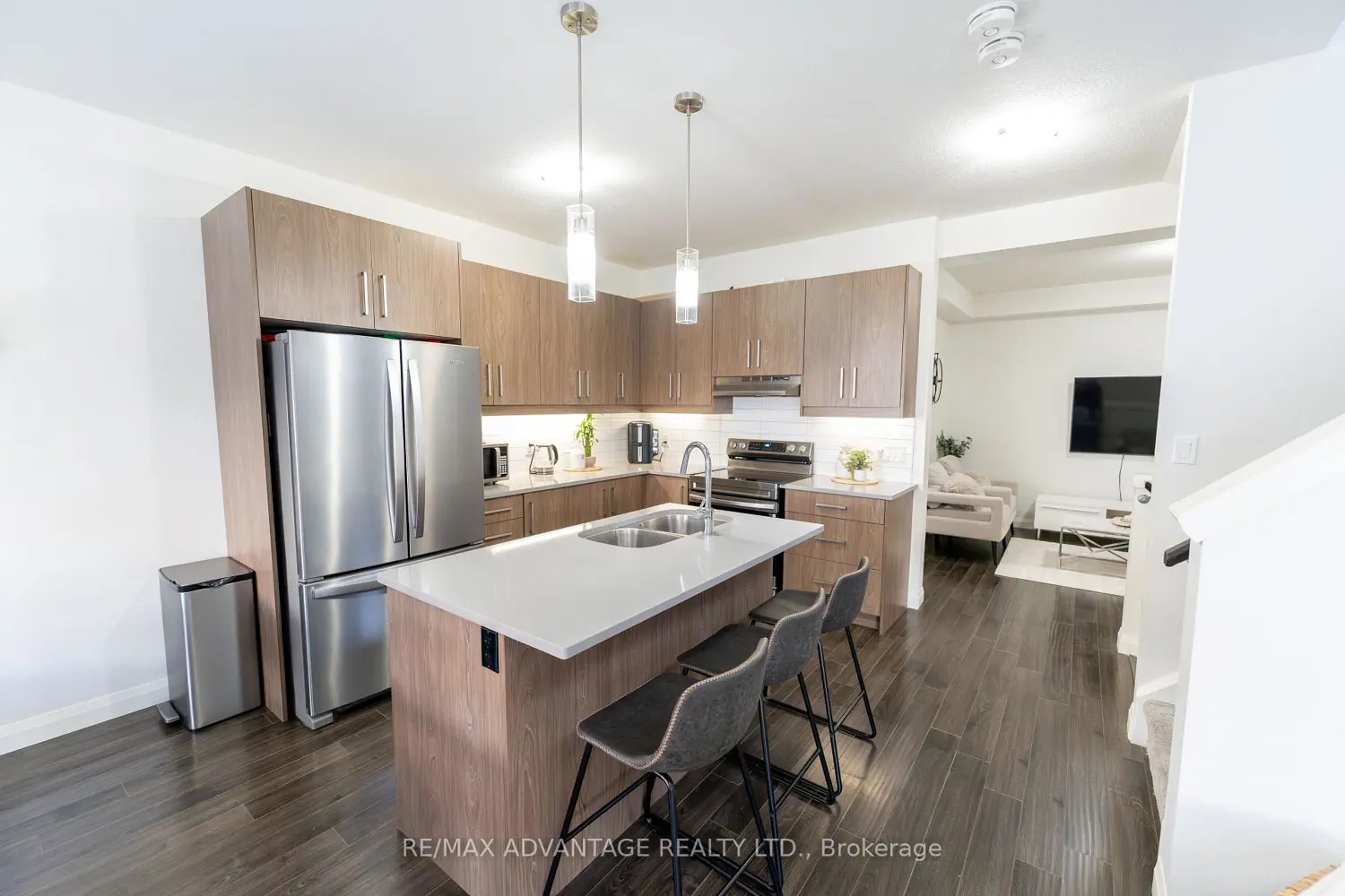 Additional image 7 of 3260 Singleton Avenue 130