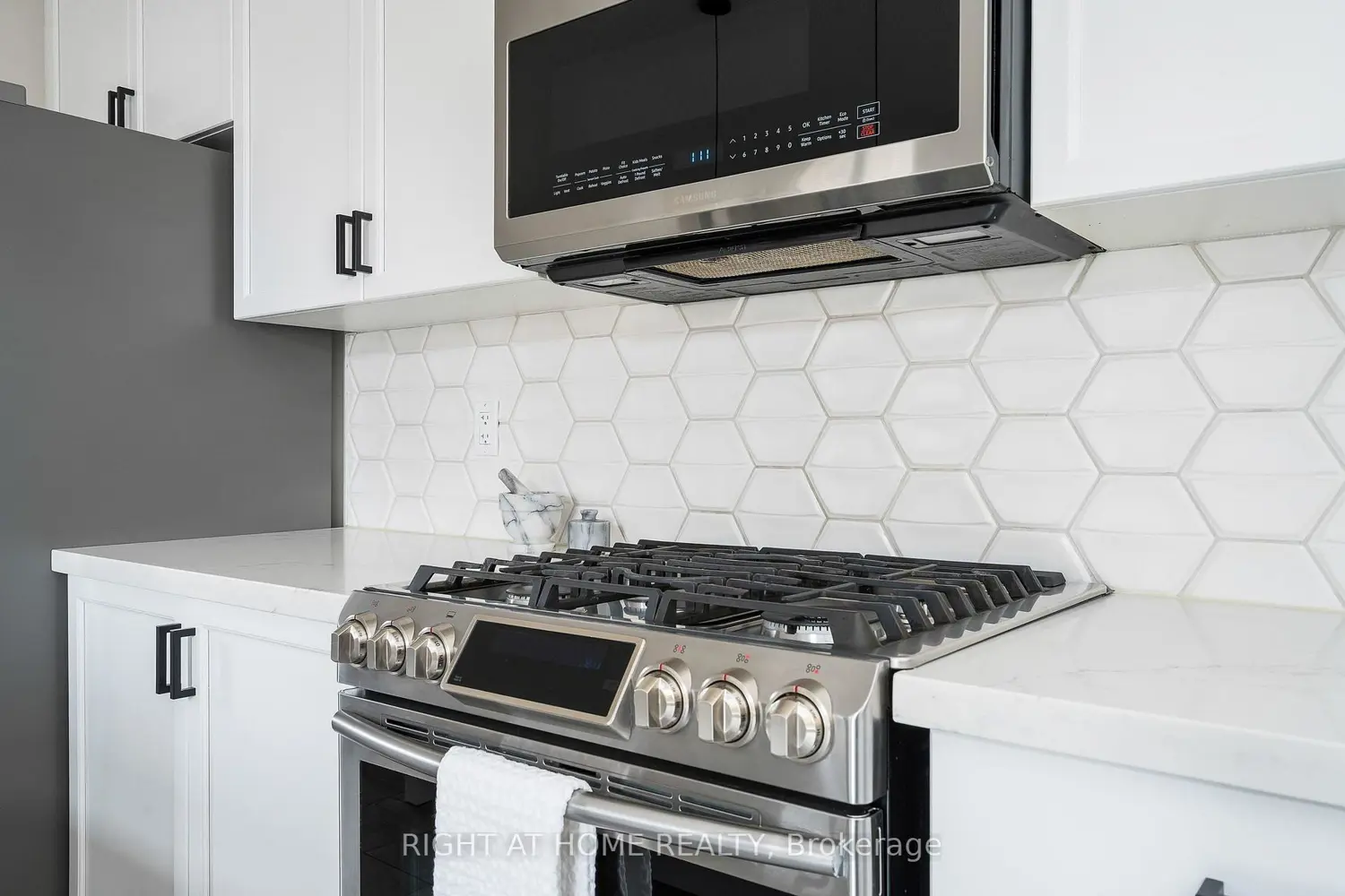 98 Garbutt Crescent photo 5