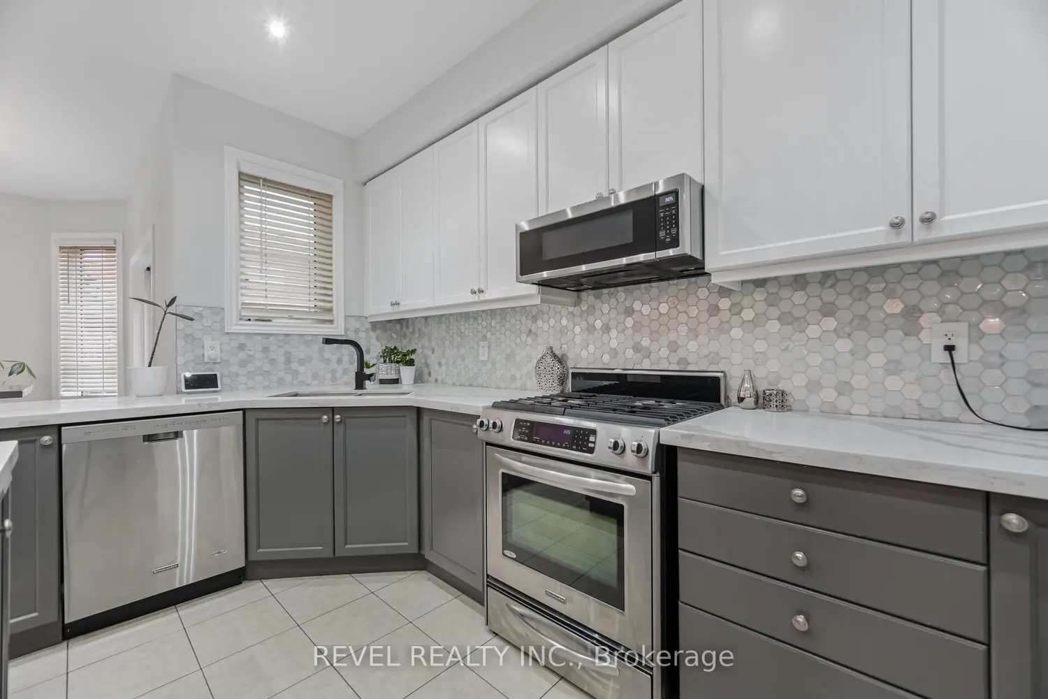 323 Bessborough Drive photo 4