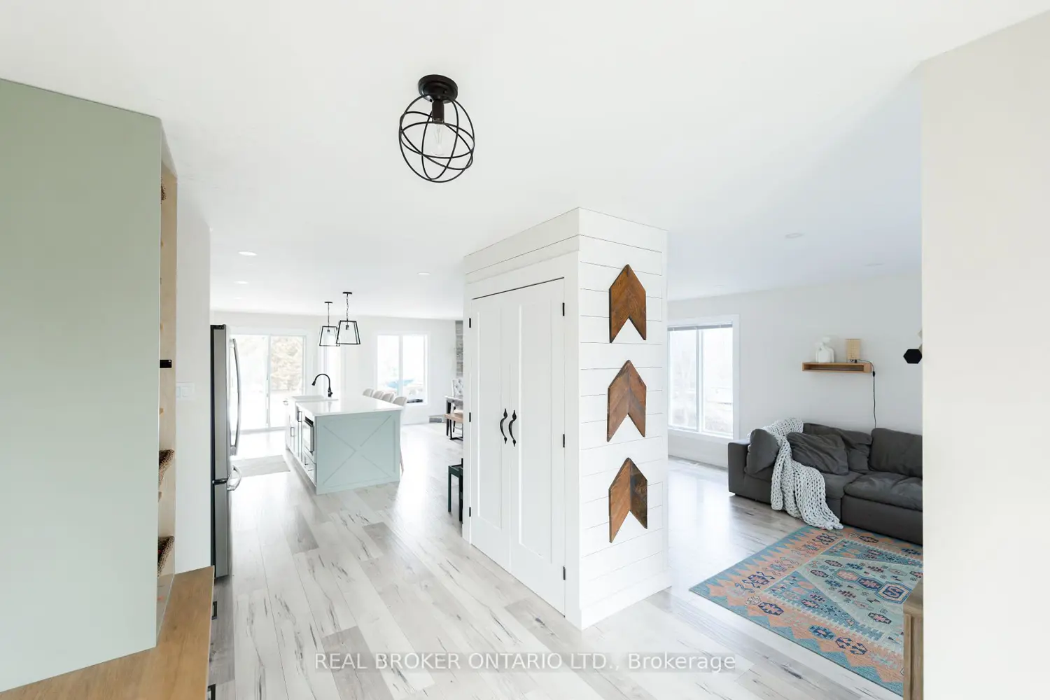1391 Sutherland Drive photo 3