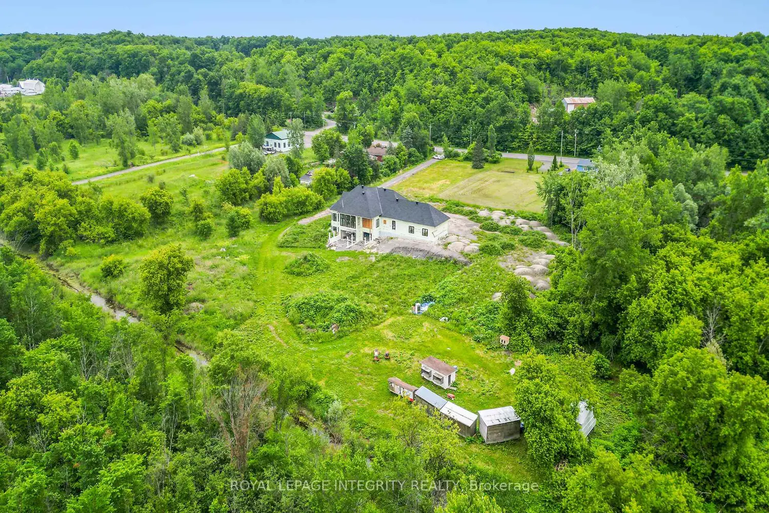 1695 Old Montreal Road photo 2