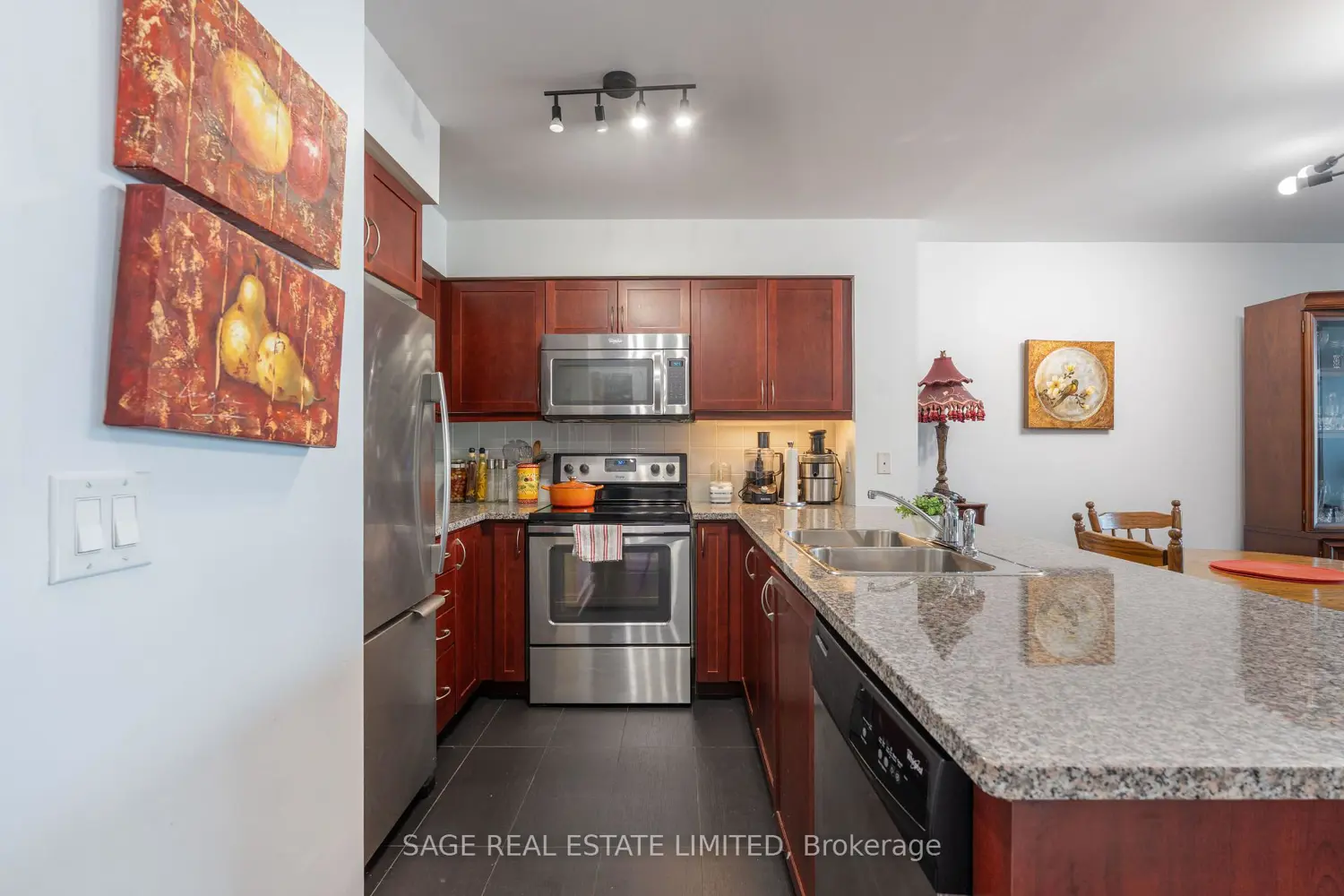 Additional image 3 of 19 Grand Trunk Crescent 3712