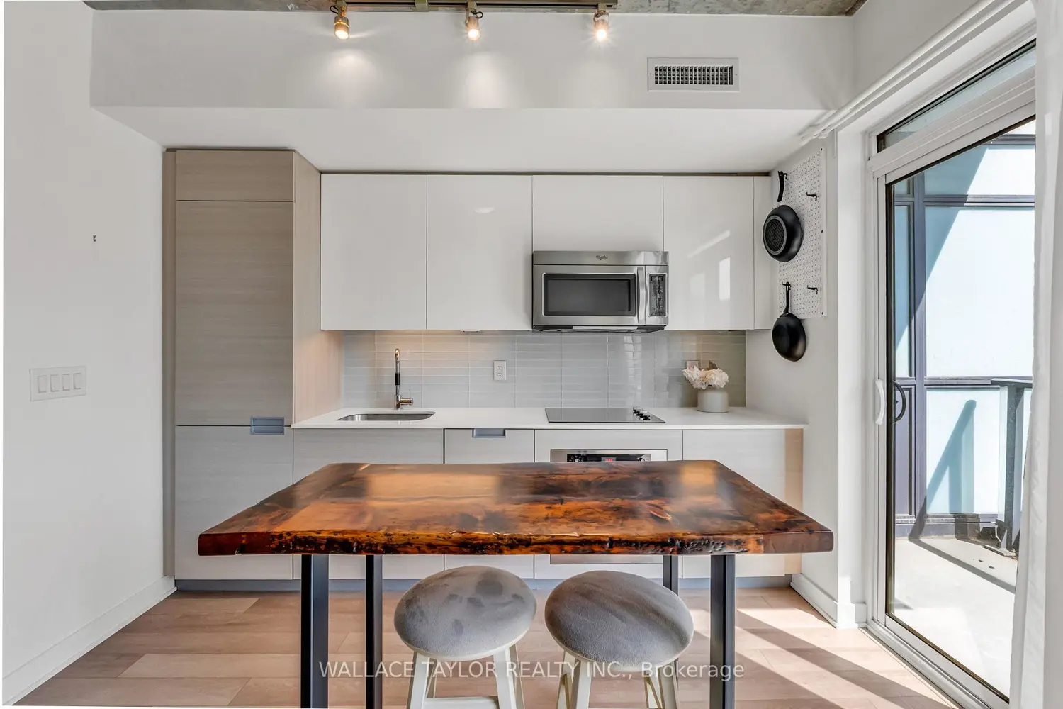 Additional image 9 of 210 Simcoe Street 1702