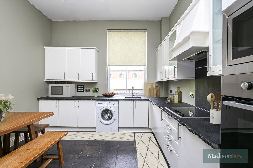 Additional image 5 of 3 bed flat to rentAlexandra House, Richmond Drive, Woodford Green, Essex IG8