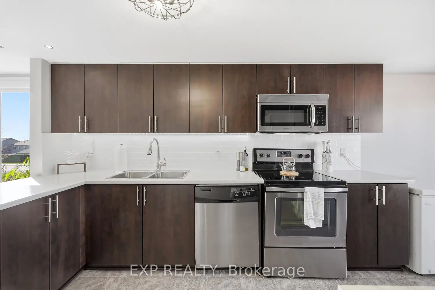 2224 Marble Crescent 2 photo 4