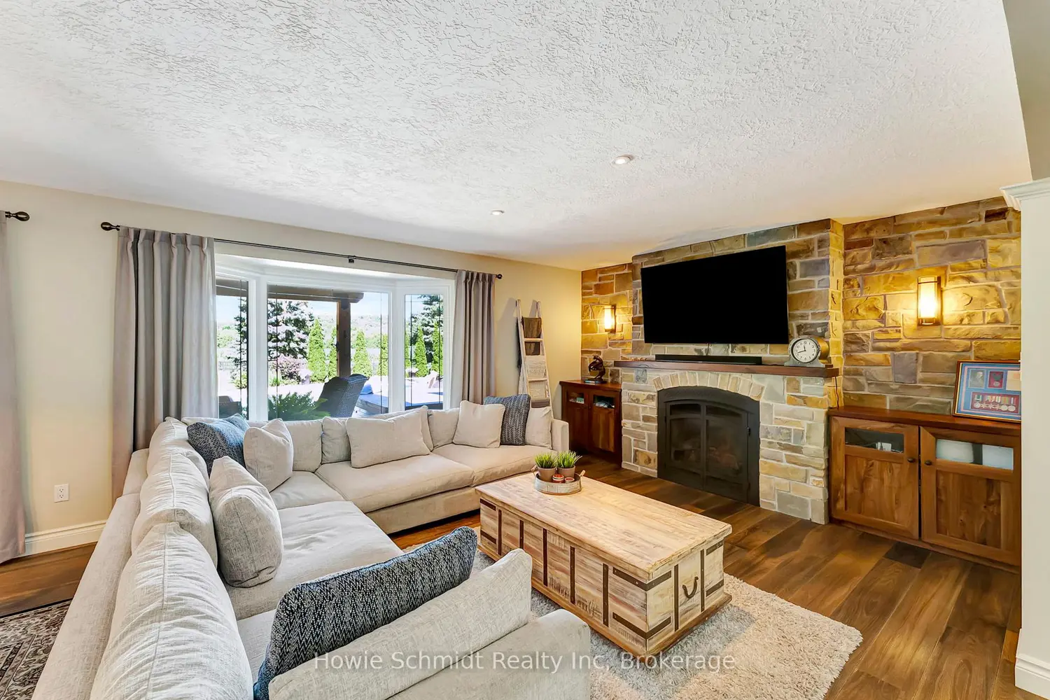 999 Governors Road photo 2