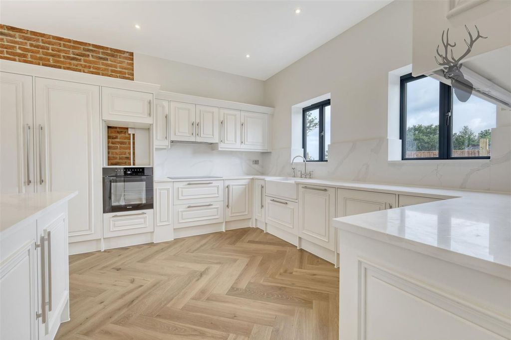 Additional image 7 of 4 bed detached house to rentMott Street, Loughton IG10