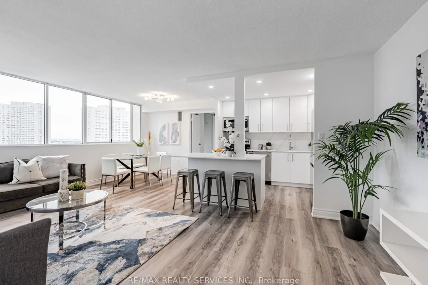 3590 Kaneff Crescent 1108