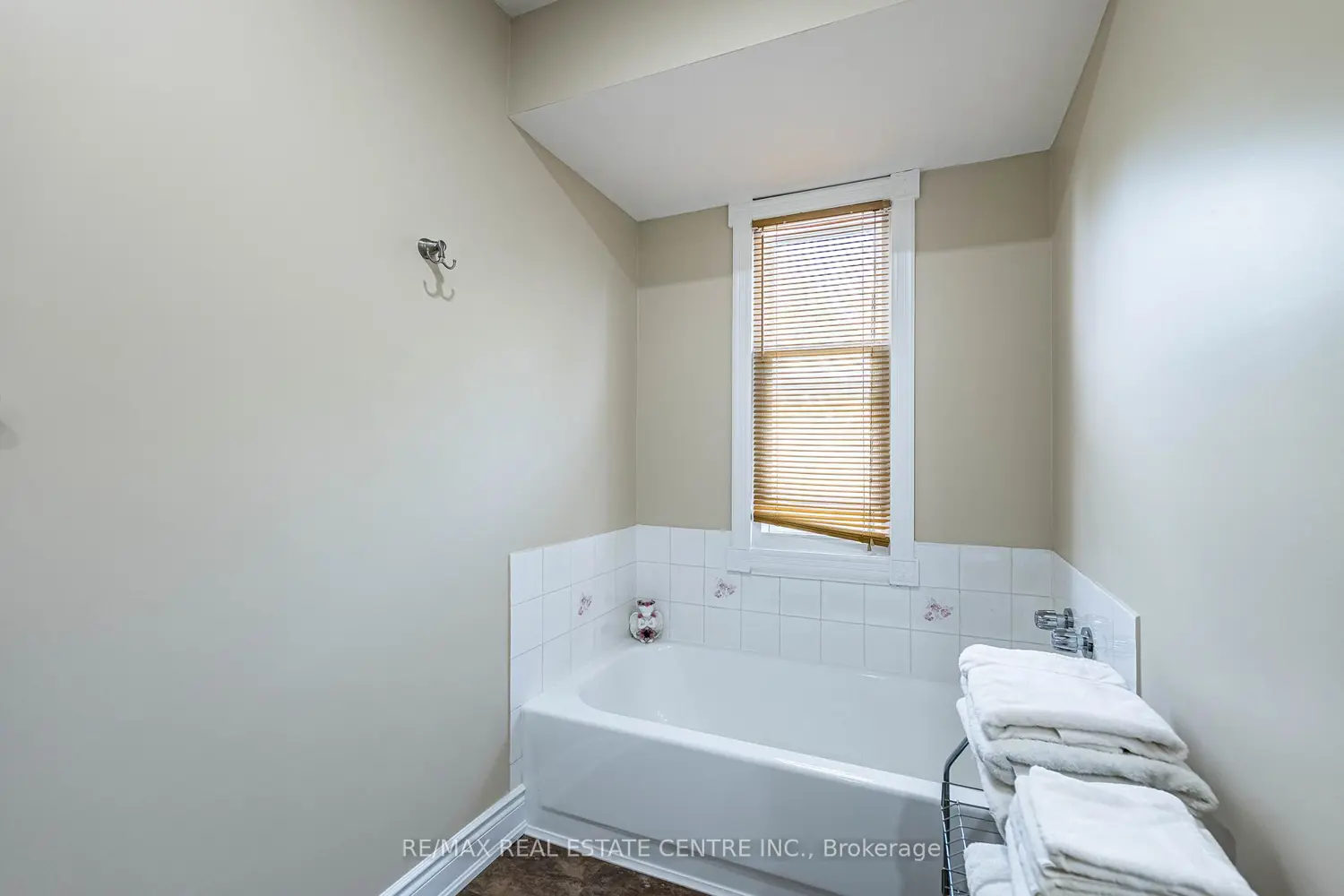 Additional image 5 of 490 Old Harwood Avenue