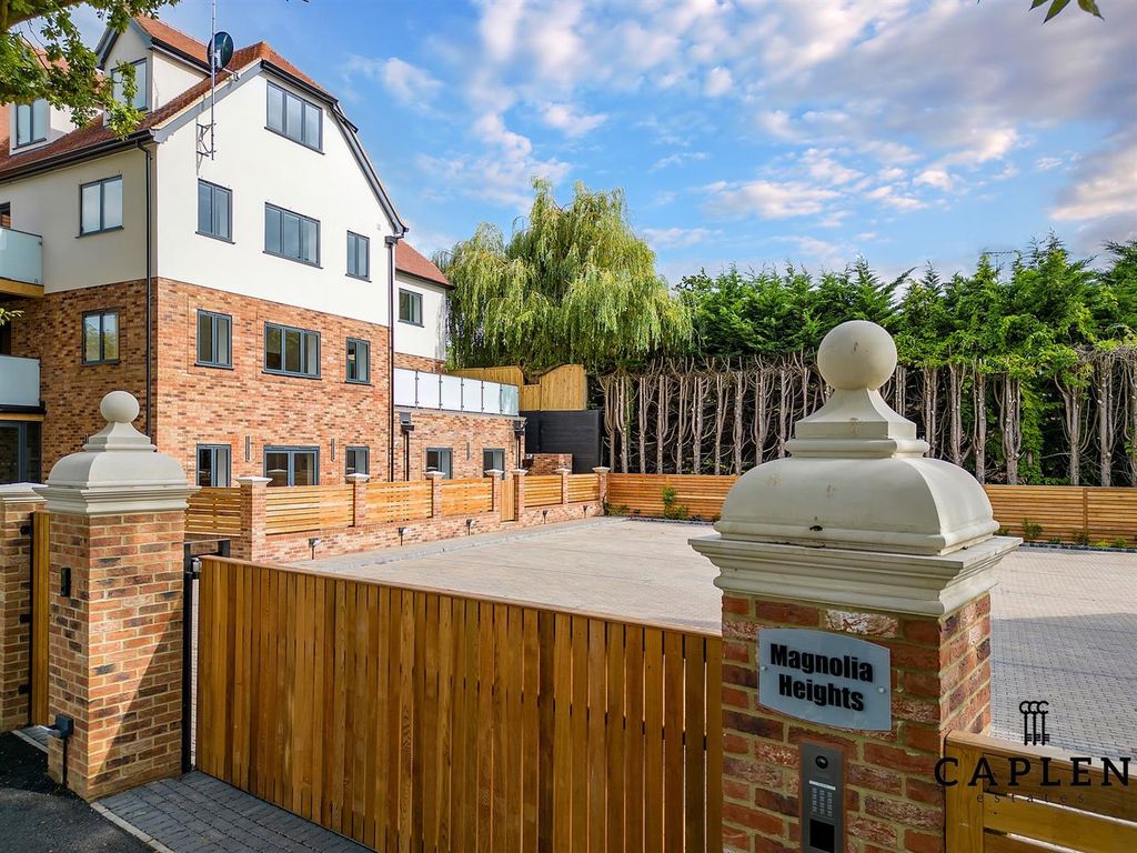 Additional image 16 of 3 bed flat to rentManor Road, Chigwell IG7