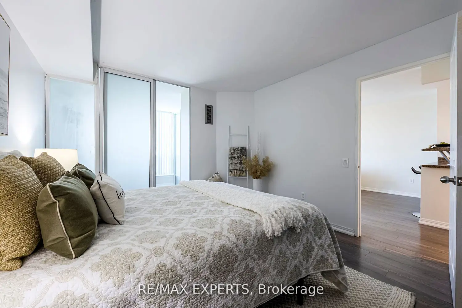 Additional image 13 of 942 Yonge Street 1006