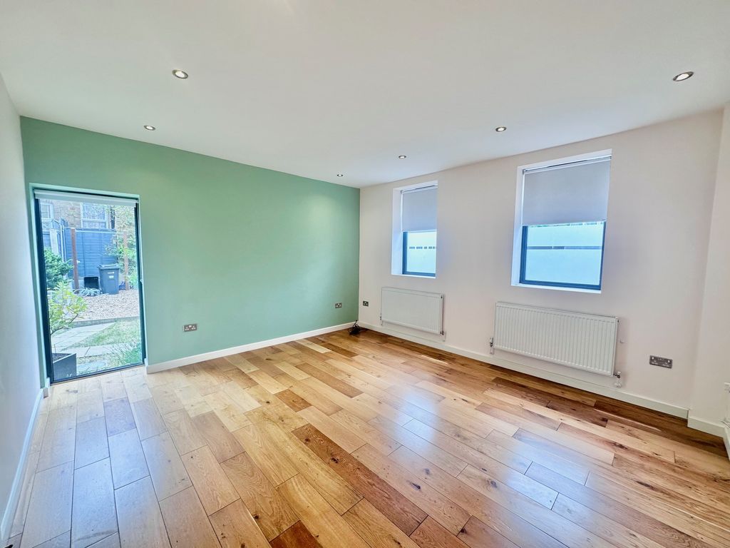 Additional image 9 of 4 bed detached house to rentBuntingbridge Road, Ilford IG2