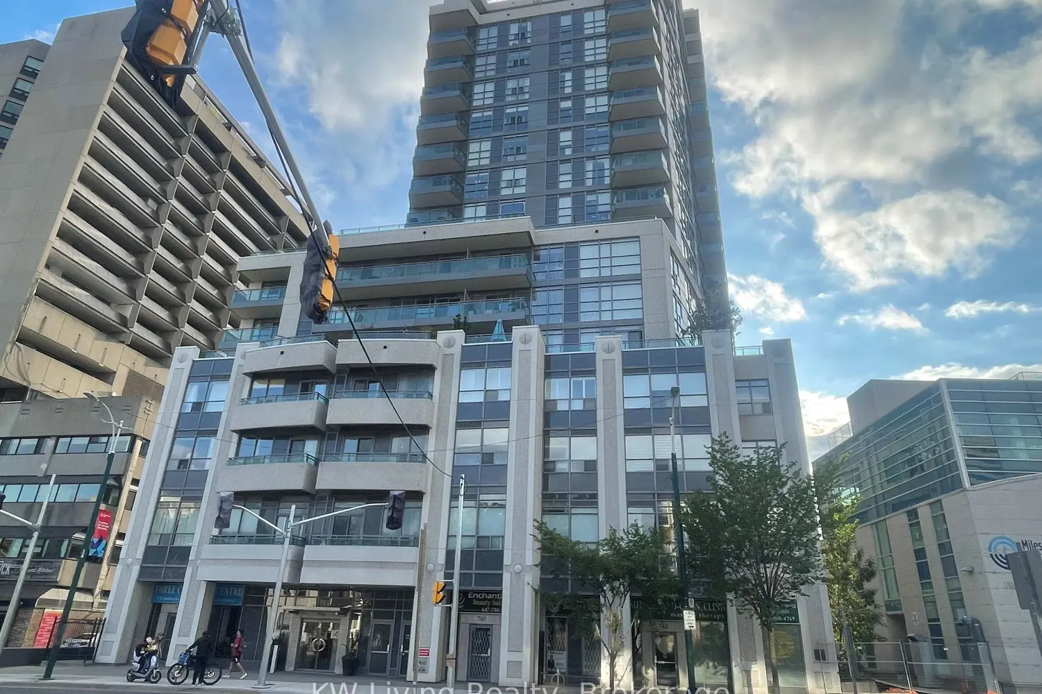 736 Spadina Avenue 709