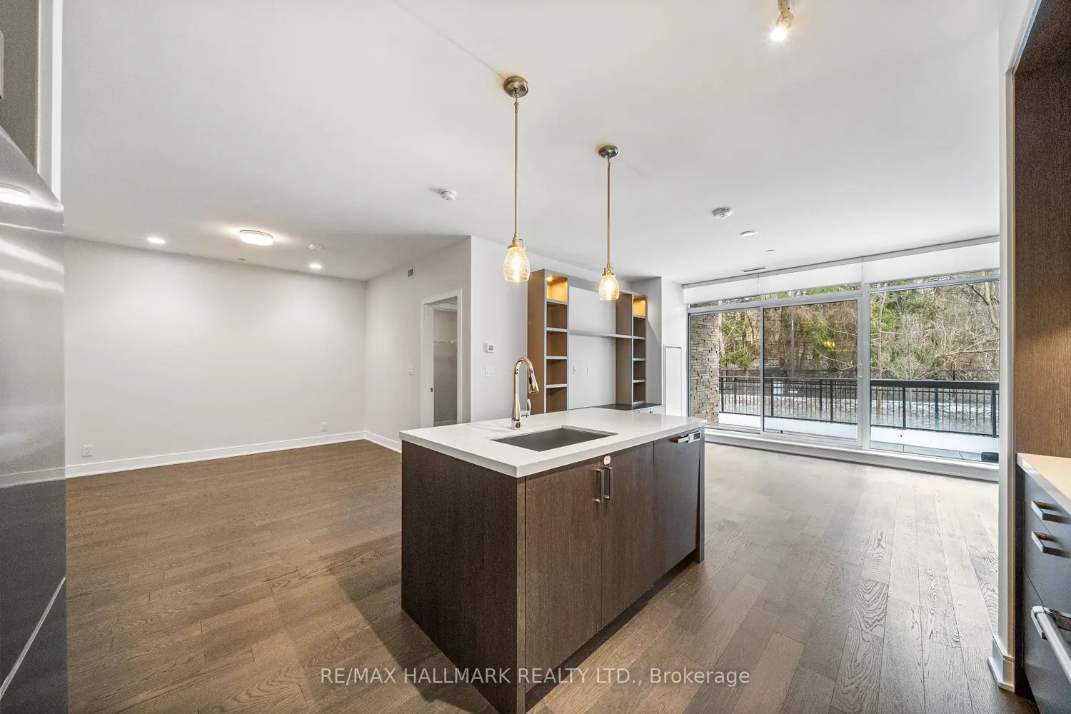 Additional image 3 of 1575 Lakeshore Road 111
