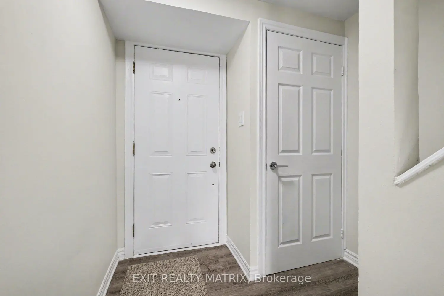 1468 Heatherington Road B photo 3