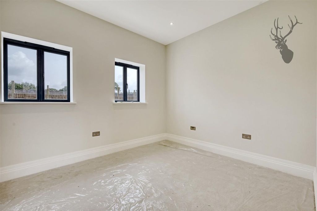 Additional image 23 of 4 bed detached house to rentMott Street, Loughton IG10