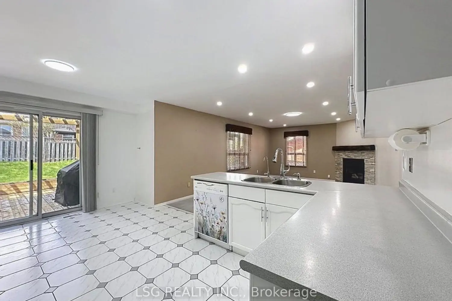 34 South Balsam Street photo 5