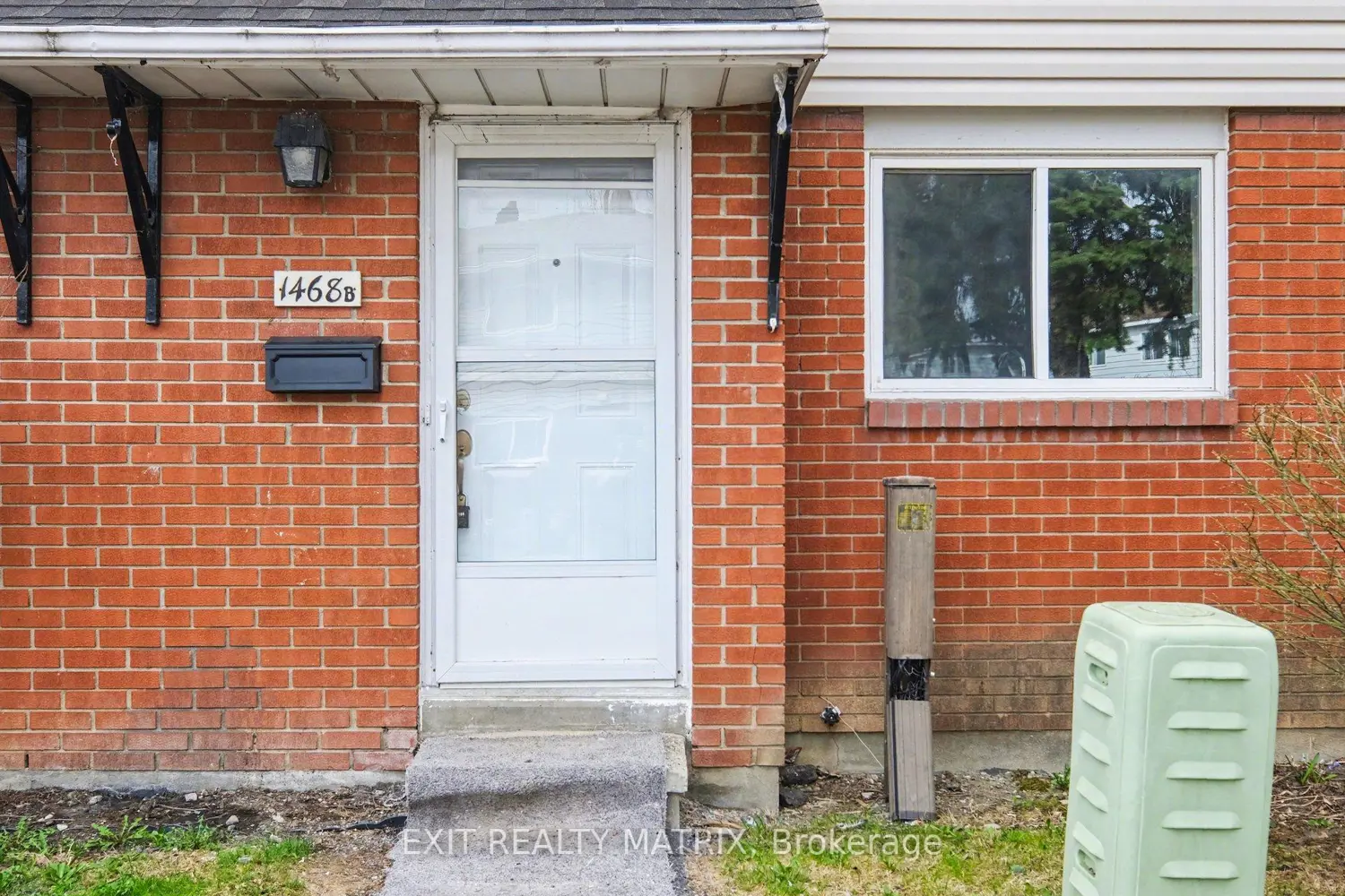 1468 Heatherington Road B photo 2