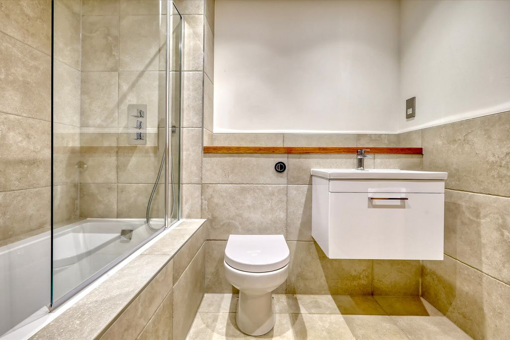 Additional image 5 of 2 bed flat to rentShenfield Road, Brentwood CM15