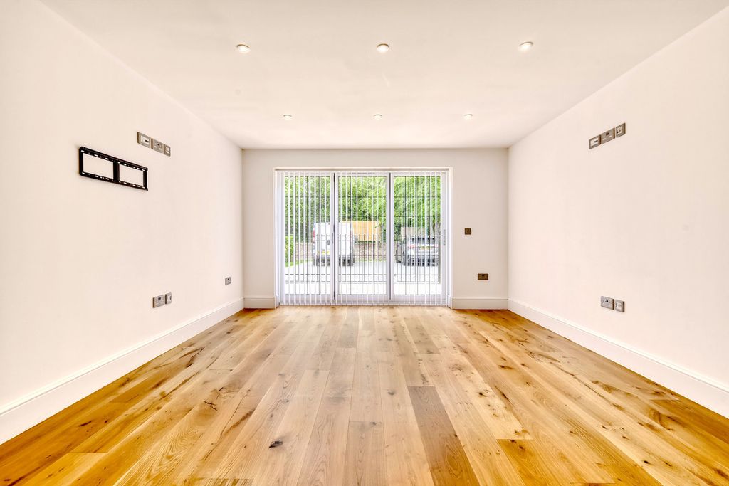 Additional image 8 of 2 bed flat to rentShenfield Road, Brentwood CM15