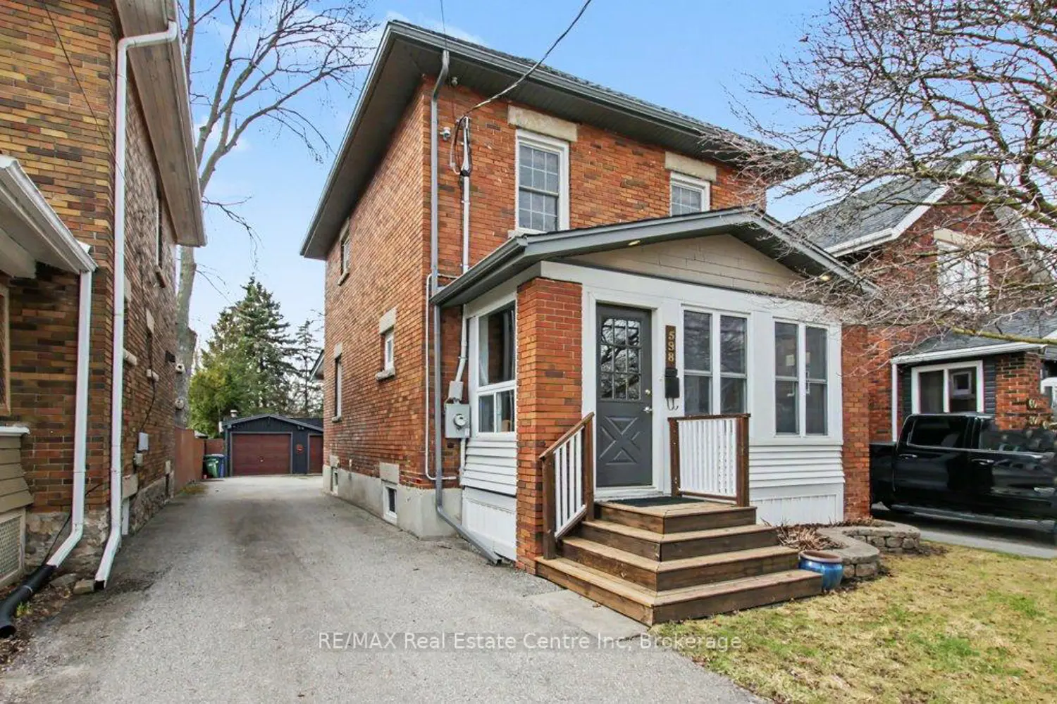 598 Woolwich Street photo 2