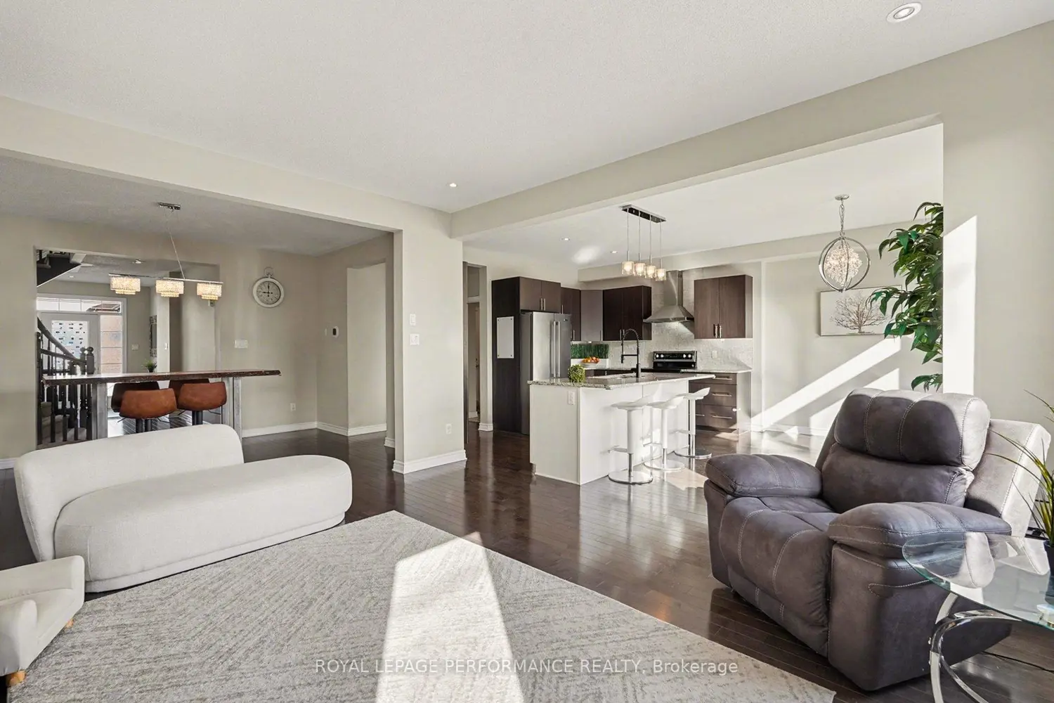 504 Yellow Birch Street photo 2