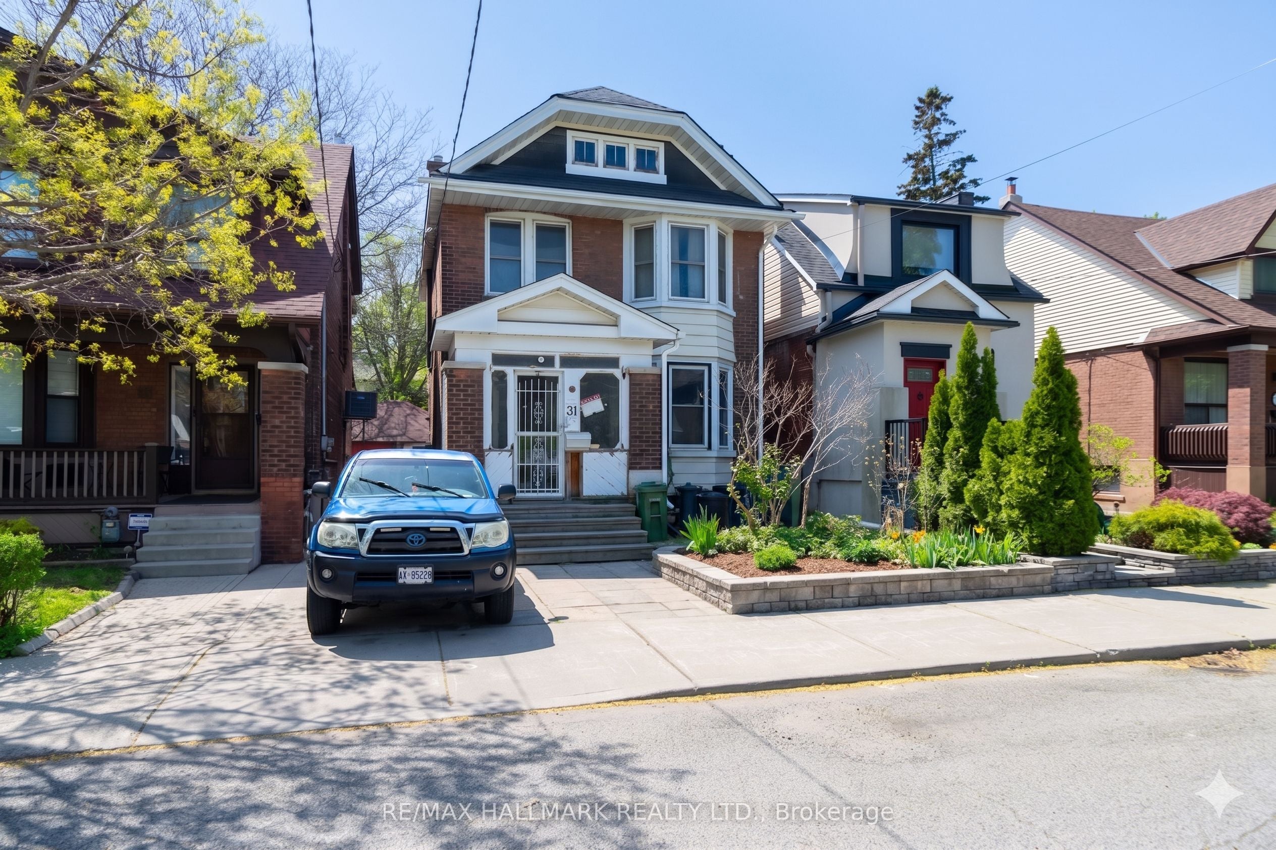 31 Gates Avenue, Toronto, ON, M4C 1T1