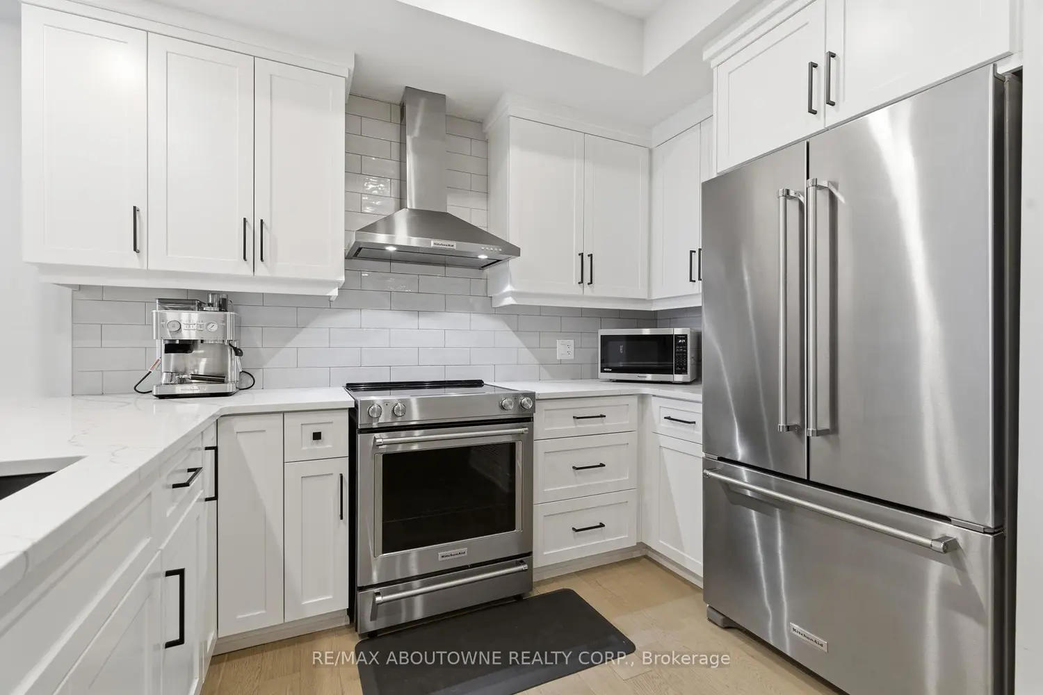 71 Wyndham Street 506 photo 5